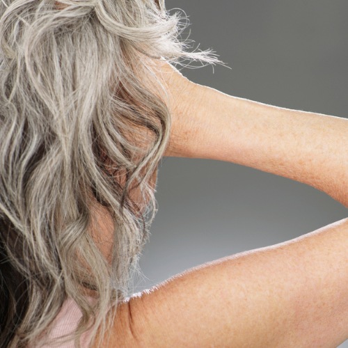 Az ősz haj kialakulására ható környezeti tényezők és hormonok